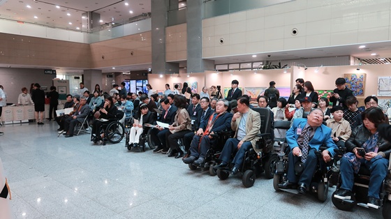 ‘국회로 찾아가는 장애예술인특별전 시즌2’가 지난 15일 국회의원회관 1층 제1로비에서 개막했다. ©빛된소리글로벌예술협회   출처 : 에이블뉴스(https://www.ablenews.co.kr)